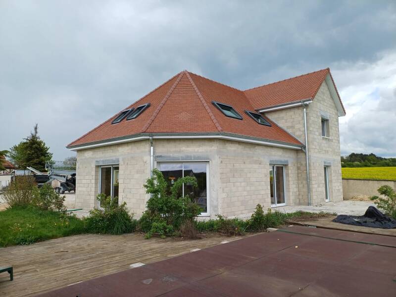 Maison neuve avec toiture terminée et charpente bois réalisée