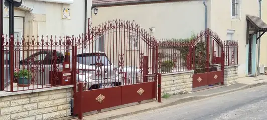Portail, portillon et clôture métallique rénovés à Vosne-Romanée avec finition plus moderne.