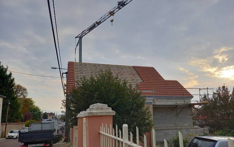 Rénovation de toiture à Marsannay-la-Côte avec pose des liteaux et intervention à la grue