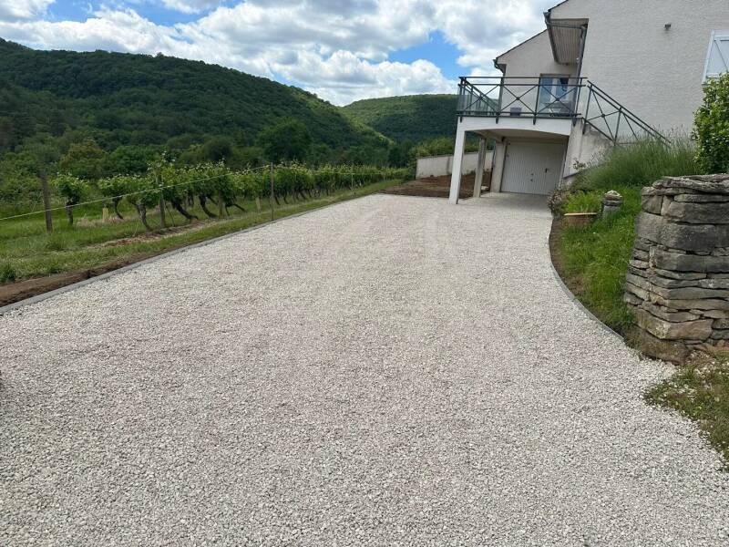Cour gravillonnée rénovée devant une maison entourée de vignes en Côte-d’Or