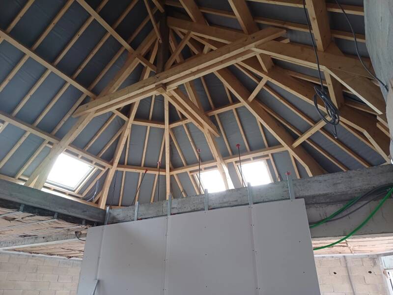 Charpente traditionnelle intérieure vue sous toiture dans une maison neuve
