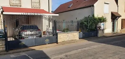 Portail et clôture métallique avant rénovation sur une maison à Vosne-Romanée.