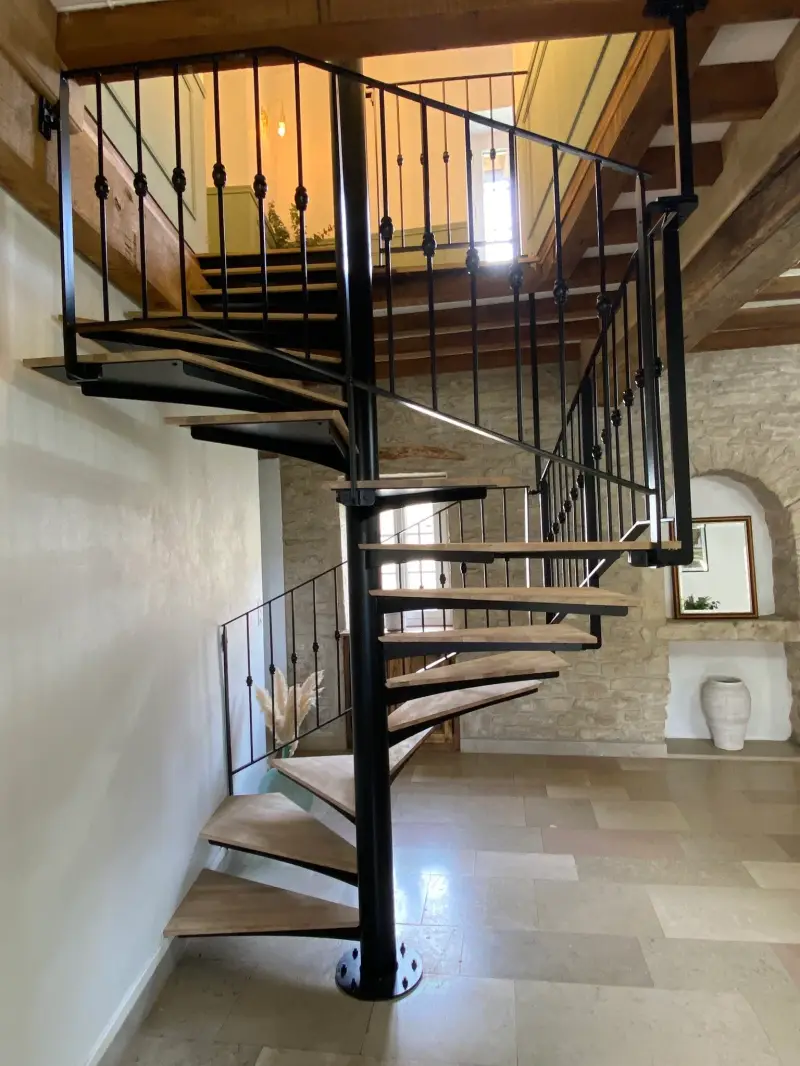 Escalier intérieur en métal noir et marches bois installé dans une maison à Meuilley 21700.