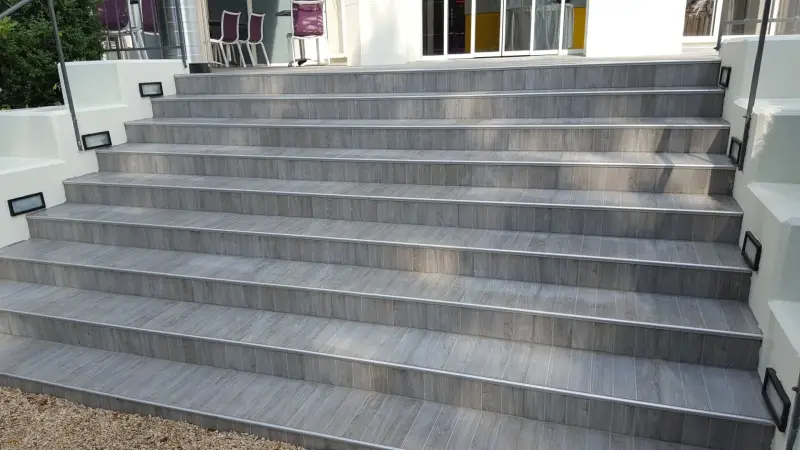 Escalier extérieur rénové du Casino JOA de Santenay avec carrelage gris effet bois