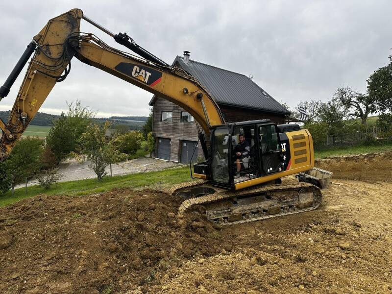 Travaux de terrassement avec pelle mécanique pour préparer un terrain de construction à Clémencey