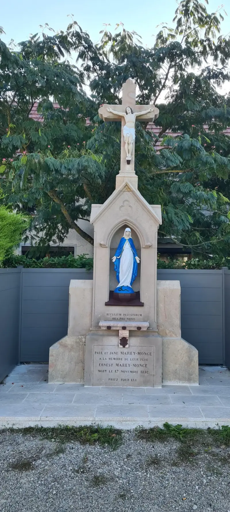 Statue de la Vierge de Saint-Bernard après restauration, monument nettoyé et remis en valeur par La Côte en Travaux.