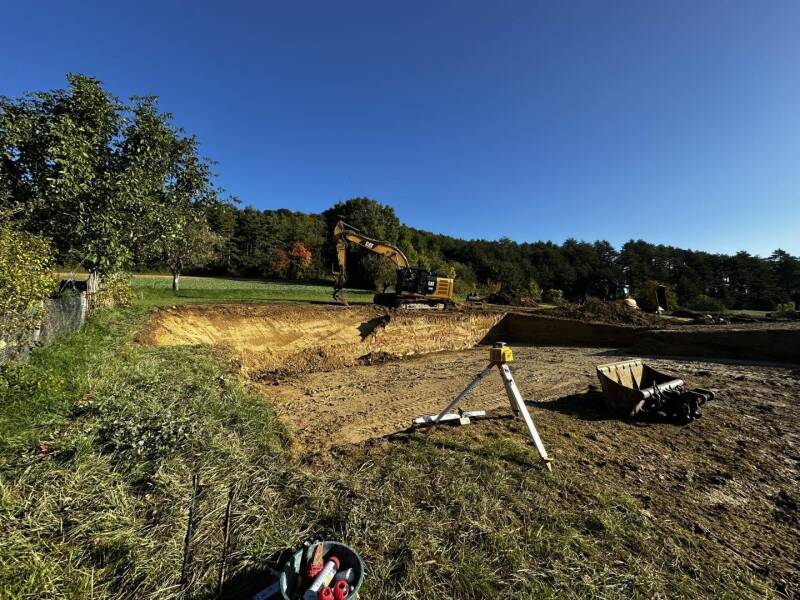 Implantation et nivellement d’un chantier de terrassement à Clémencey avec niveau laser