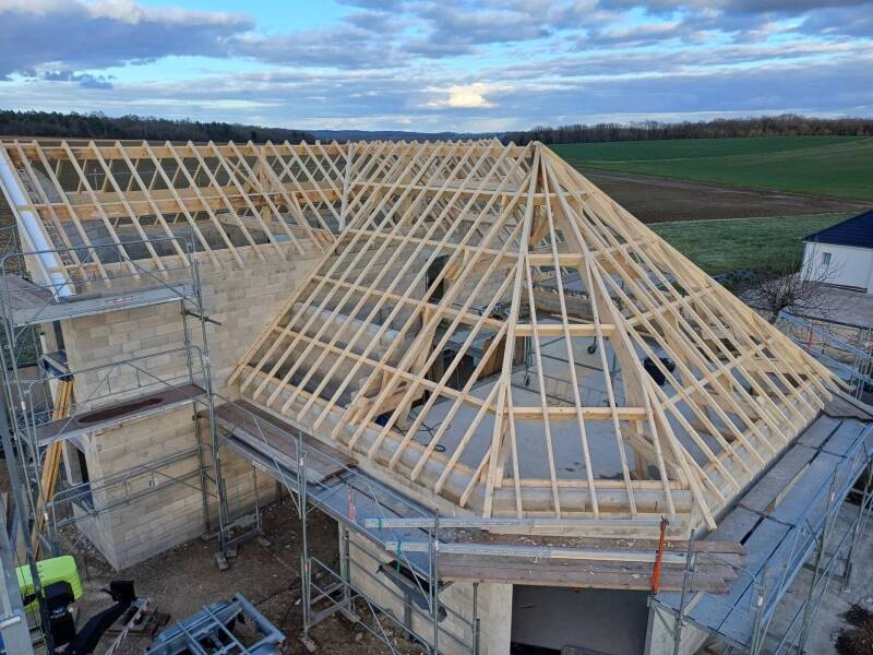 Vue aérienne d’une charpente de maison neuve avant la pose complète de la couverture