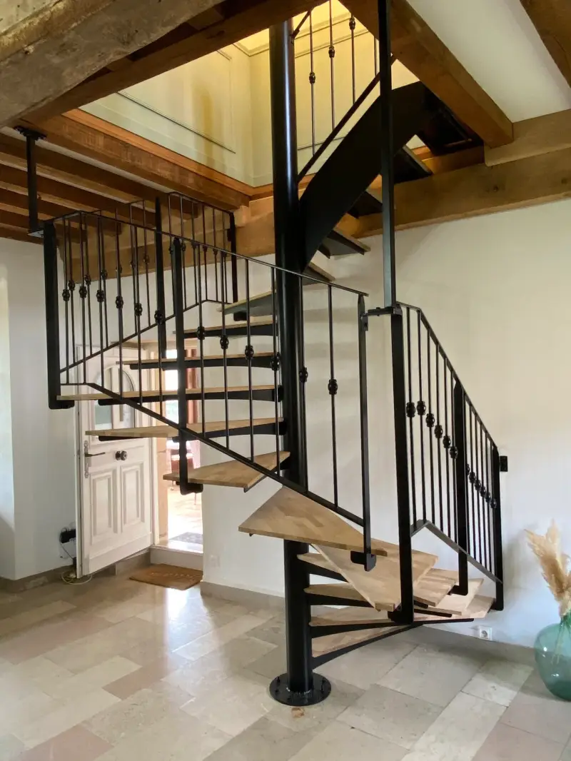 Escalier intérieur rénové à Meuilley 21700 avec structure métal noire et marches en bois.