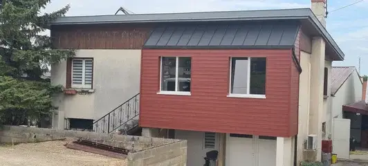 Extension de maison terminée à Vosne-Romanée avec bardage rouge et habillage de façade contemporain.