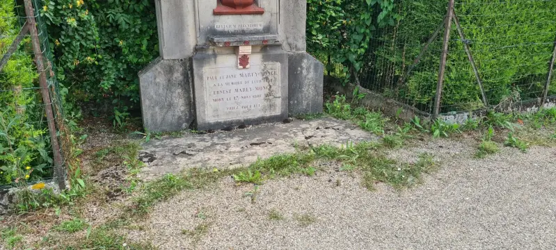 Socle du monument de la Vierge de Saint-Bernard avant rénovation, avec pierres noircies et abords à reprendre.