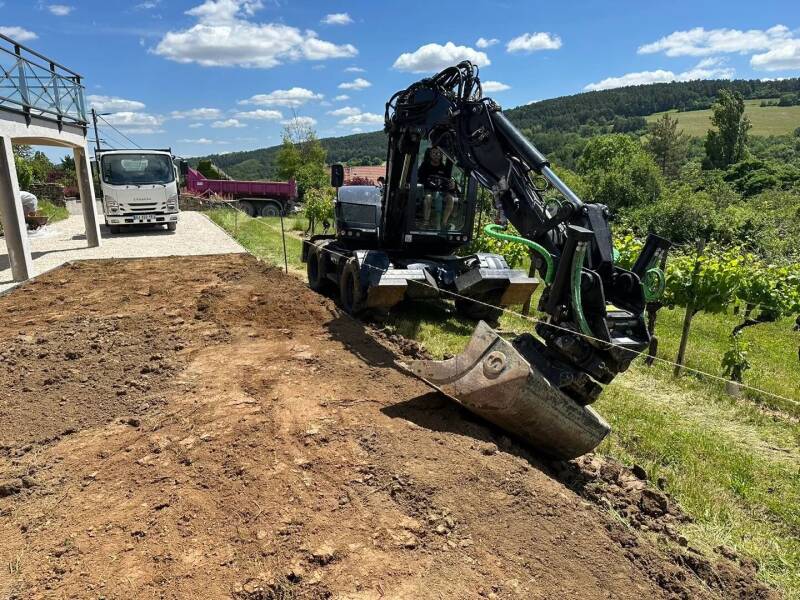 Travaux de terrassement avec mini-pelle pour préparer une cour de maison en hautes Côte de Nuits-Saint-Georges