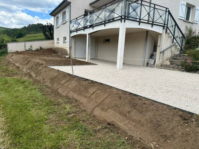 Aménagement d’une cour en gravier devant un garage de maison en Côte-d’Or