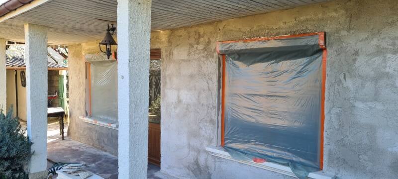 Application d’un enduit extérieur autour d’une fenêtre sur un chantier à Saint-Bernard.