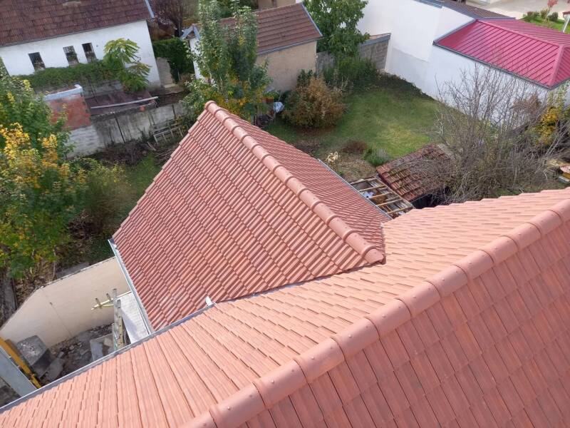 Vue aérienne d’une toiture rénovée à Marsannay-la-Côte avec tuiles neuves
