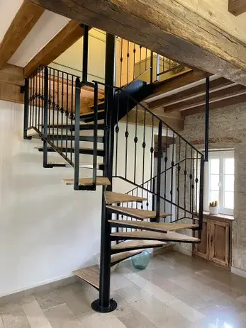 Remplacement d’un ancien escalier par un escalier intérieur métal et bois à Meuilley 21700.