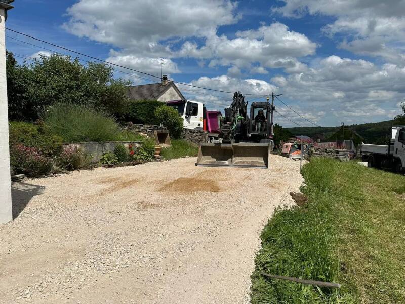 Chantier de terrassement avec camion et mini-pelle pour un aménagement extérieur en Côte-d’Or