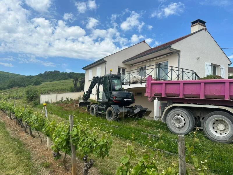 Aménagement extérieur d’une cour gravillonnée devant une maison en secteur viticole Nuits-Saint-georges