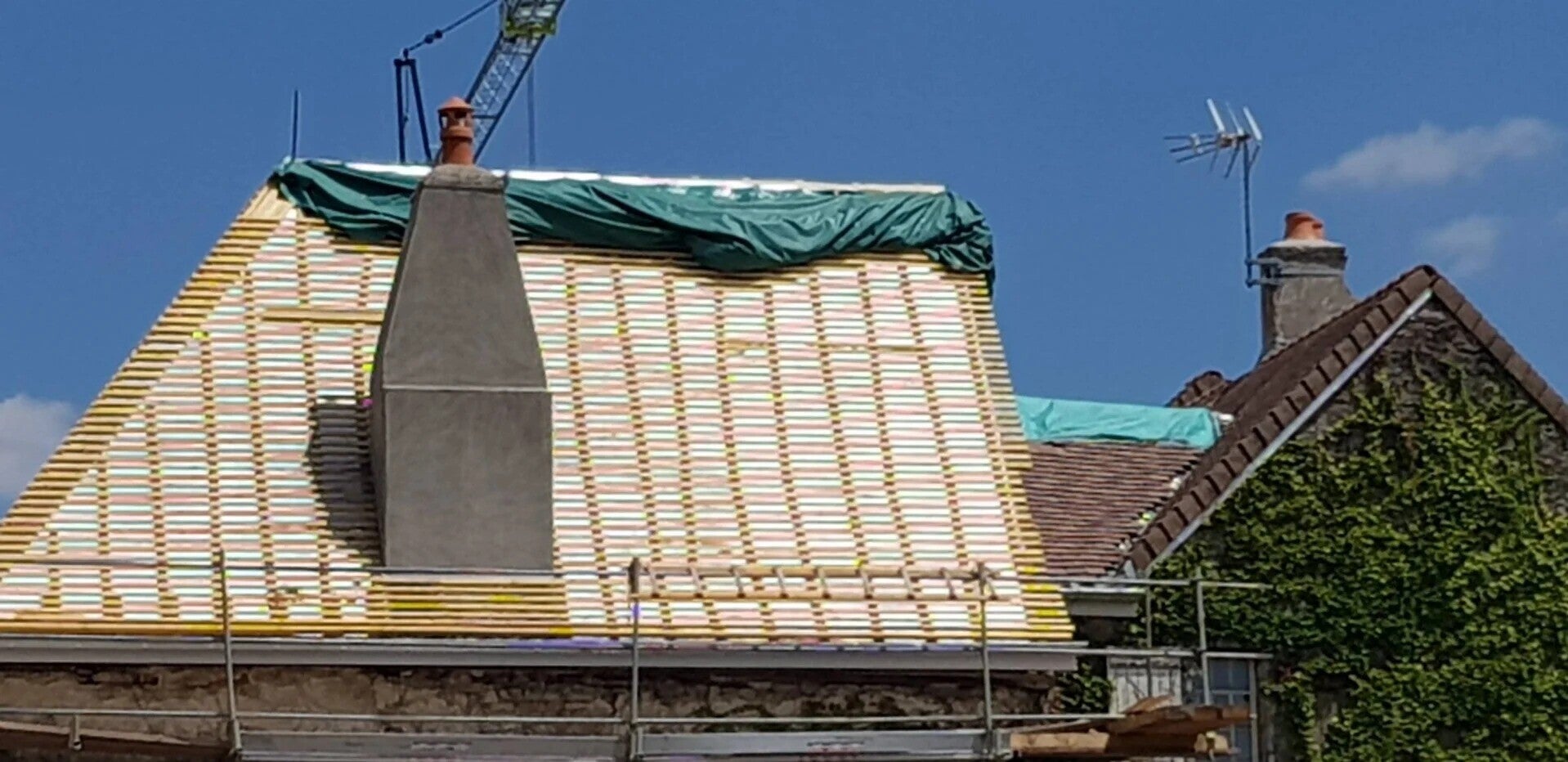Chantier de rénovation de toiture sur maison en pierre à Meursault.