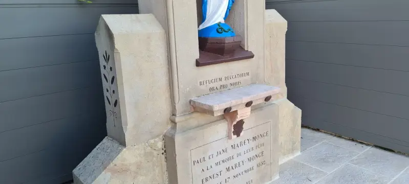 Détail du socle restauré de la statue de la Vierge de Saint-Bernard avec inscription et pierre nettoyée.