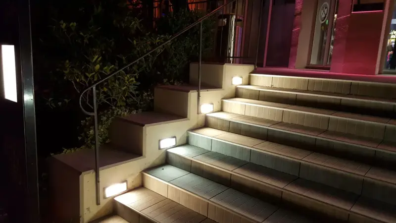 Escalier rénové du Casino JOA de Santenay avec éclairage extérieur de nuit