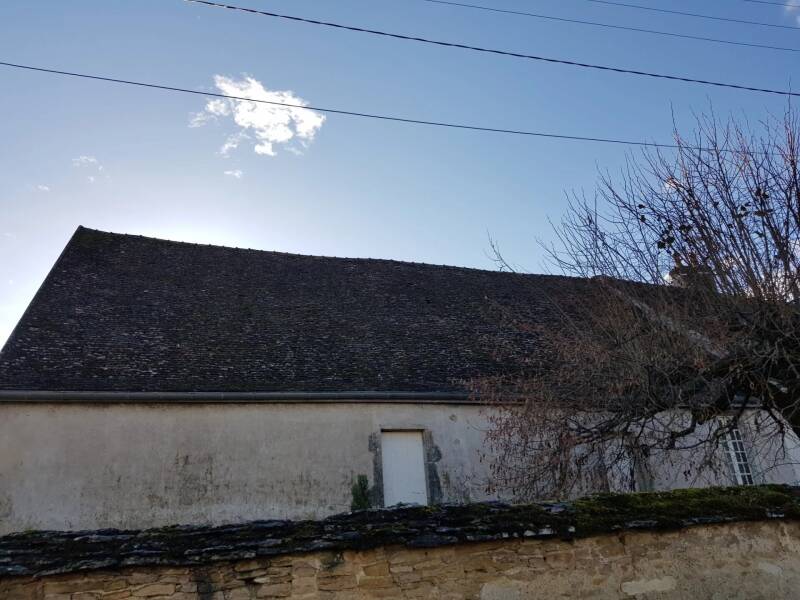 Maison ancienne avec toiture avant rénovation à Meursault.