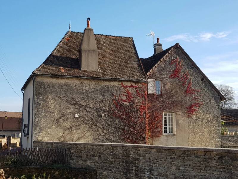 Toiture ancienne en tuiles plates avant rénovation à Meursault.