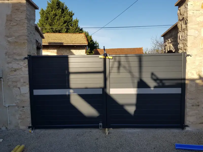 Portail noir moderne posé devant une maison en pierre près de Beaune