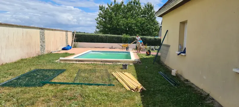 Début de chantier pour la pose d’un grillage et d’un portillon autour d’une piscine à Saint-Bernard.