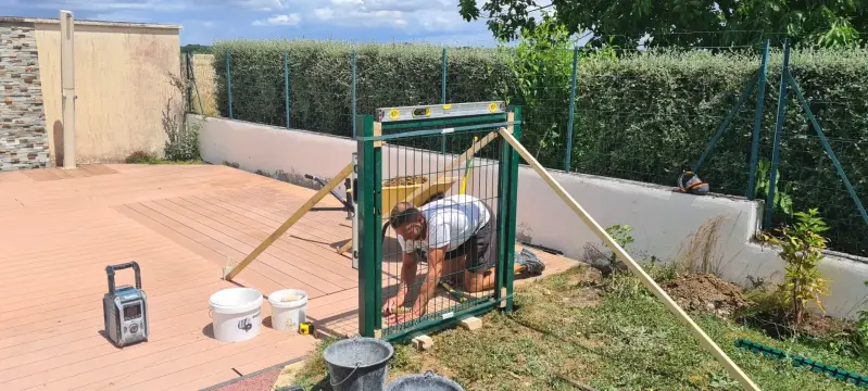Installation d’un portillon de protection autour d’une piscine à Saint-Bernard par un artisan local.