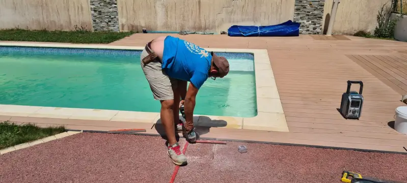 Découpe et ajustement des éléments de clôture autour d’une piscine à Saint-Bernard.