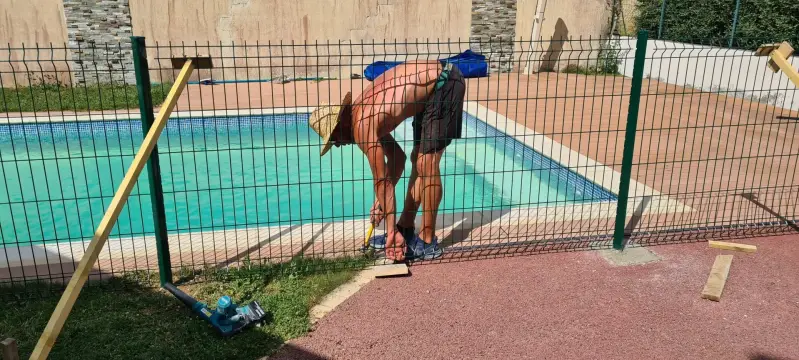 Pose de panneaux de grillage rigide autour d’une piscine à Saint-Bernard pour limiter l’accès au bassin.