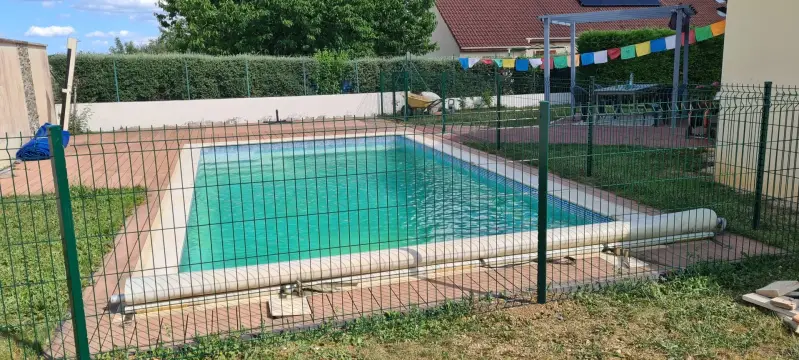 Grillage rigide et portillon installés autour d’une piscine à Saint-Bernard pour mieux protéger l’accès des enfants.