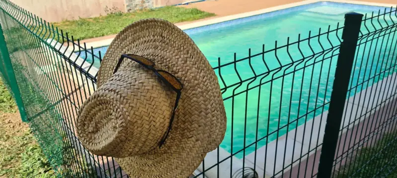 Détail du chantier de protection autour d’une piscine avec grillage rigide à Saint-Bernard.