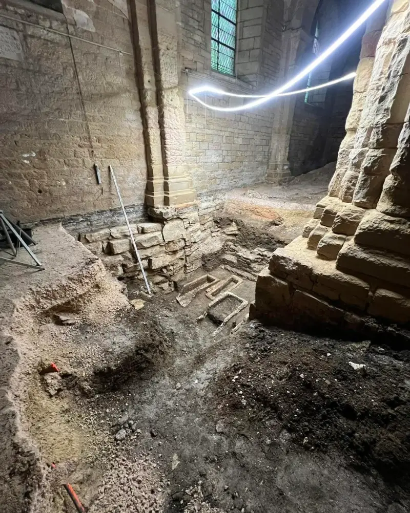 Fouilles et dégagement des fondations anciennes à l’intérieur d’une église en pierre.