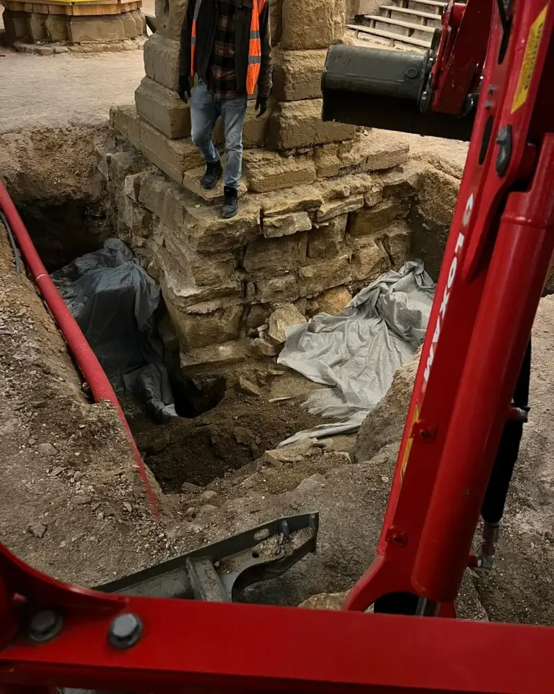 Découverte de maçonneries anciennes sous le sol d’une église pendant les travaux.