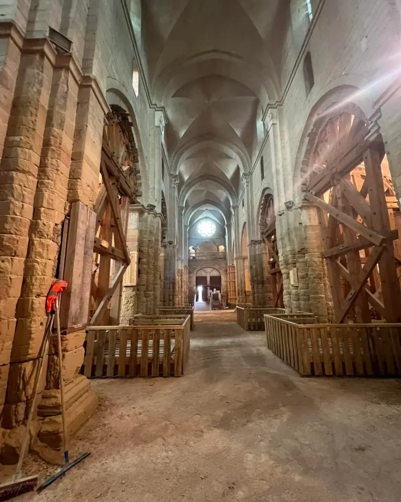 Vue intérieure d’une église ancienne pendant un chantier de restauration et de terrassement.