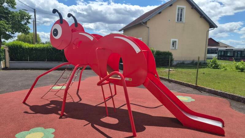 Structure de jeux en forme de fourmi repeinte en rouge sur l’aire de jeux de Saint-Bernard