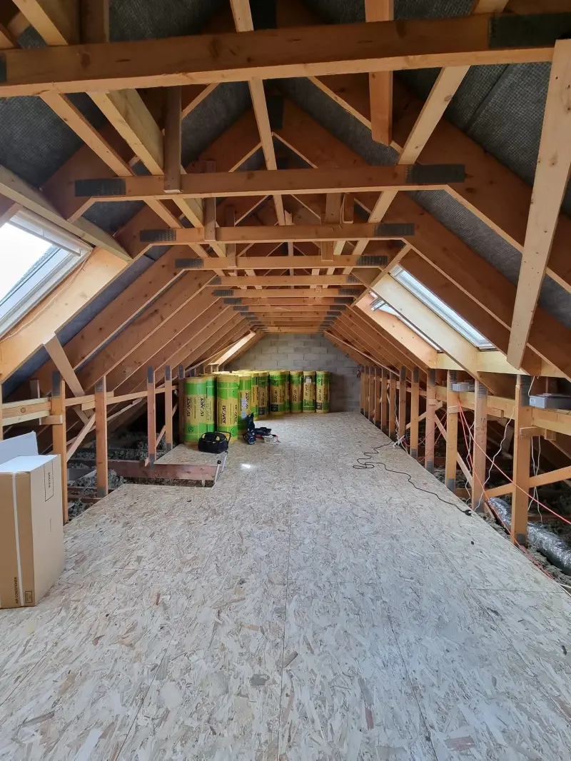 Plancher OSB posé sous la charpente des combles.