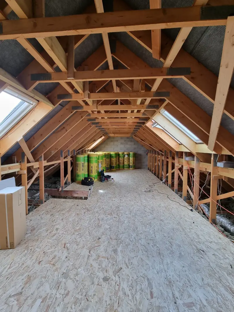 Création d’un plancher en panneaux OSB dans les combles.