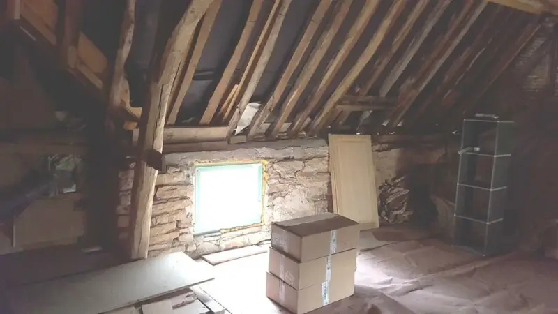 Combles bruts avant travaux dans une maison à Demigny, avec charpente ancienne et espace non aménagé.