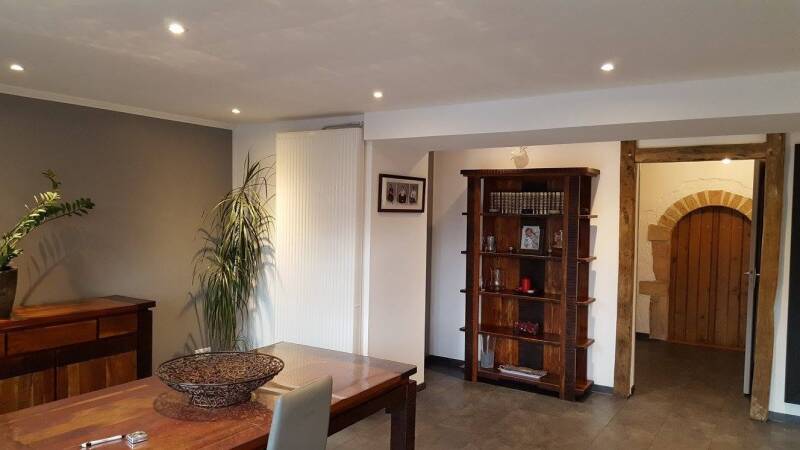 Aménagement intérieur terminé à Corgoloin avec pièce de vie rénovée, spots encastrés, murs clairs et passage en bois apparent.  4.