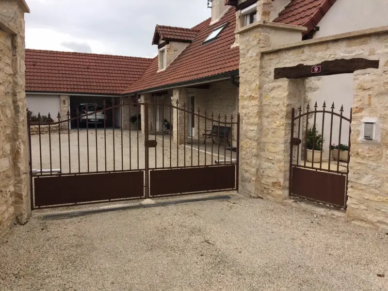 Ancien portail métallique avant remplacement dans le secteur de Beaune