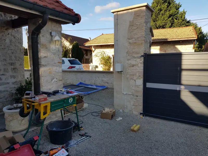 Chantier de pose de portail dans une maison en pierre près de Beaune