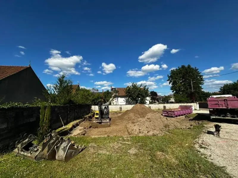 Terrassement avant construction d'une maison neuve à Nuits-Saint-Georges