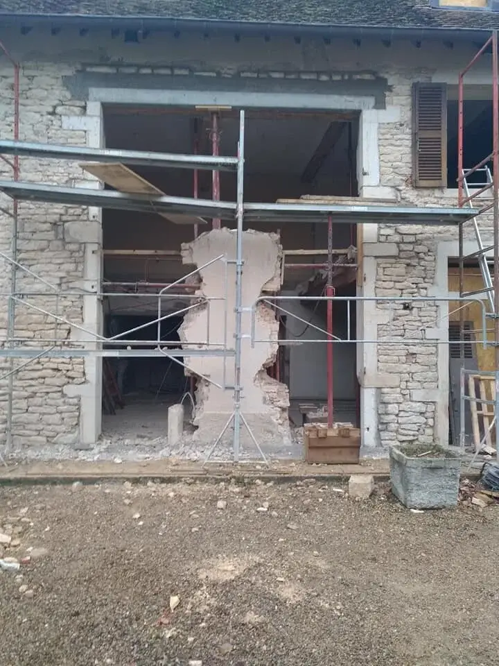 Création d’une grande ouverture dans une maison ancienne en pierre près de Beaune.