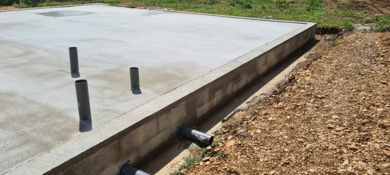 Dalle béton terminée avec réseaux pour une maison bois dans les Hautes-Côtes de Beaune.