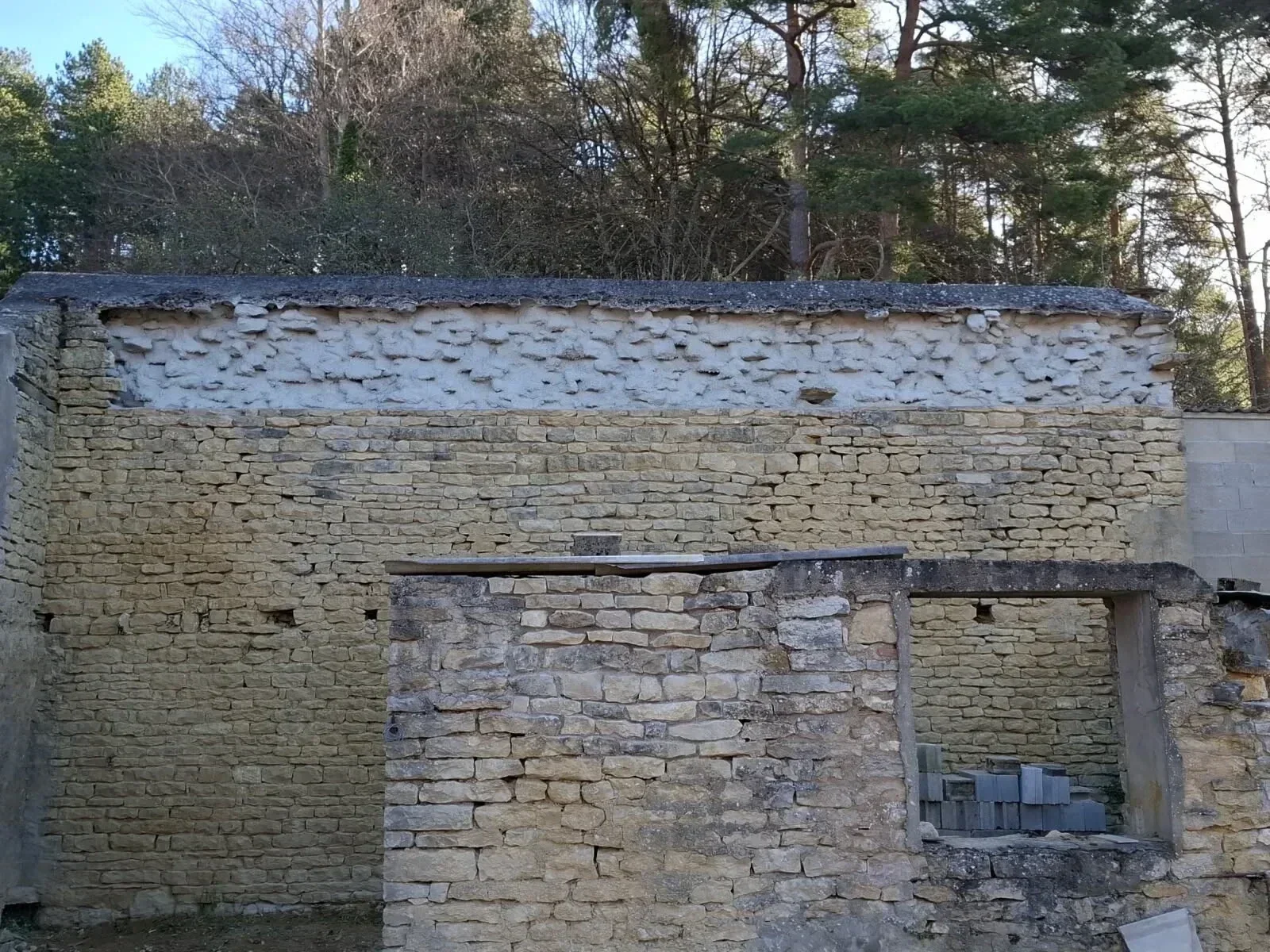 Mur en pierre restauré à Ségrois avec finition traditionnelle et pierres apparentes.