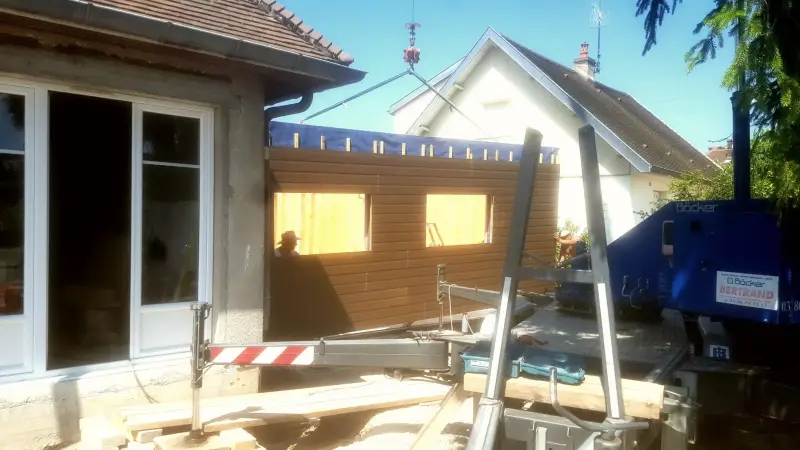 Murs en ossature bois avec ouvertures de fenêtres lors de la construction d’une extension à Meursault.