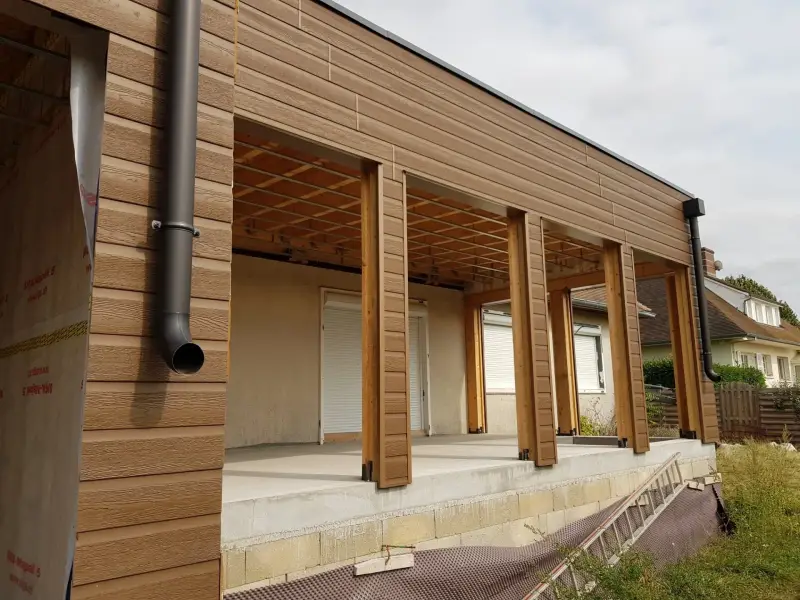 Pose du bardage bois extérieur sur une extension de maison à Meursault.